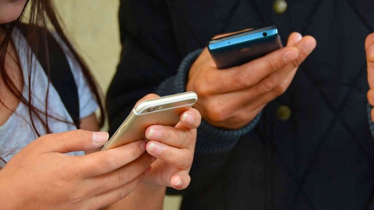 Es seguro liberar tu móvil para usarlo con otras compañÃas 14 movil liberado en manos de usuario