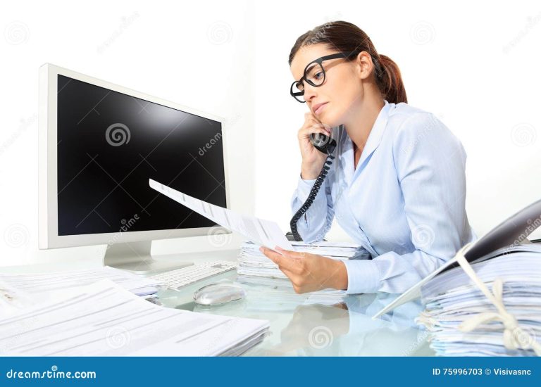 mujer con documentos en una oficina