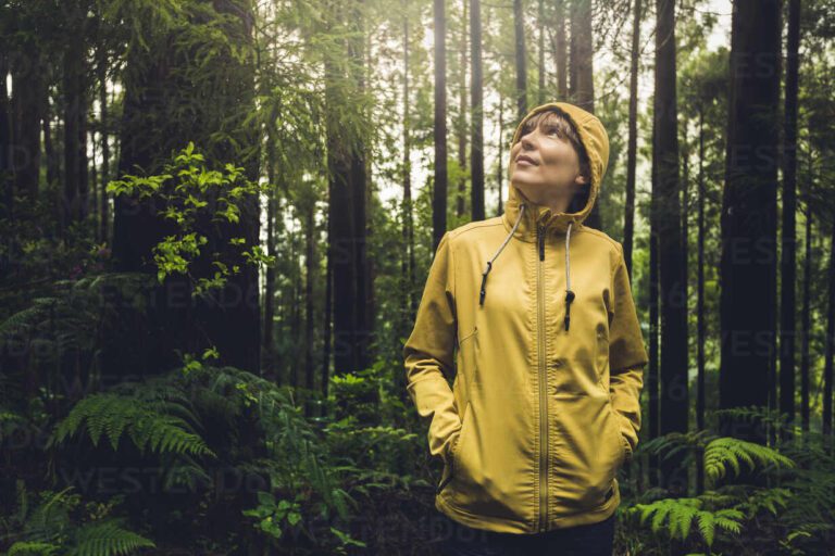 Cuáles son las mejores frases sobre estar sola y ser feliz 23 mujer disfrutando de la naturaleza sola