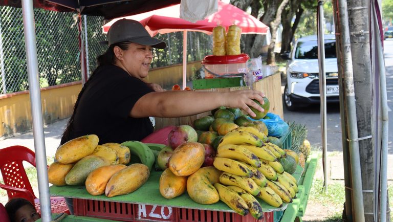 Qué habilidades necesita una vendedora que trabaja de lunes a viernes 42 mujer en accion vendiendo productos con confianza