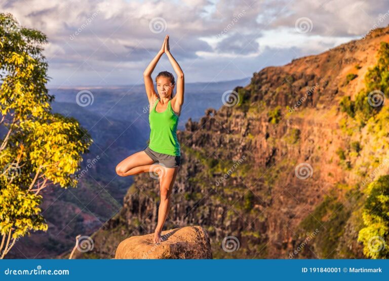Cómo usar frases para vibrar alto y atraer energÃa positiva 12 mujer meditando en un paisaje sereno