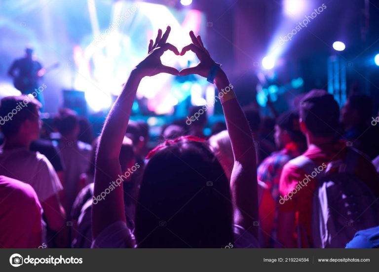 Cuántas personas se espera que asistan a EDC México este año 26 multitud disfrutando de un festival de musica