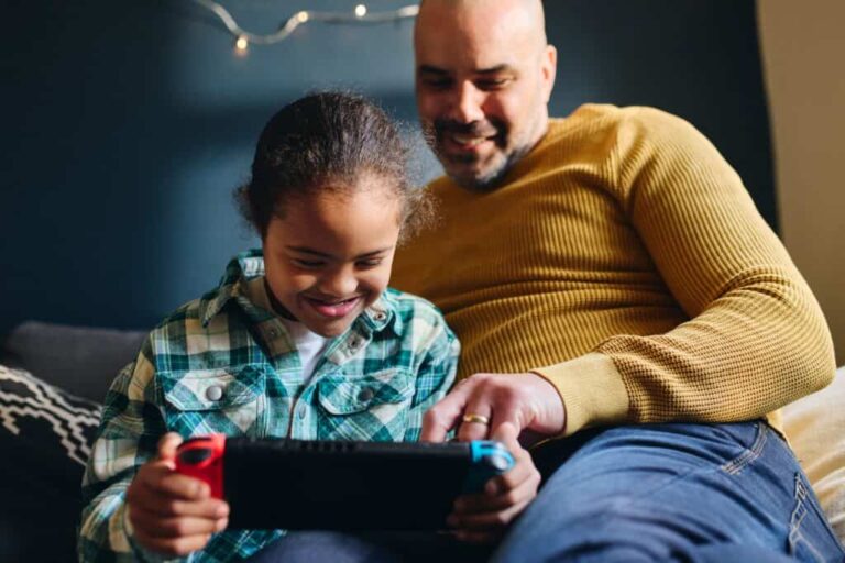 Qué tipos de becas están disponibles para niños con discapacidad 7 nino con discapacidad recibiendo apoyo educativo