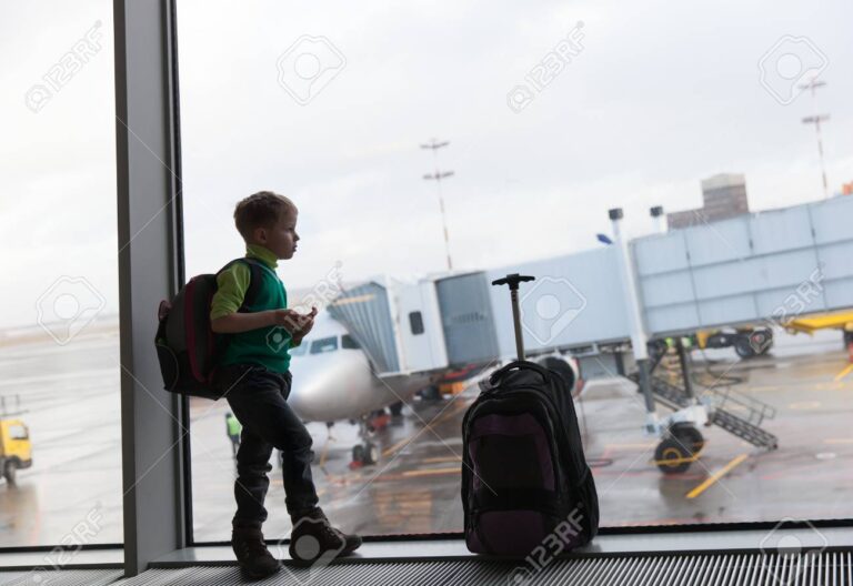 Desde qué edad un niño debe pagar pasaje de avión por sà mismo 17 nino con maleta en el aeropuerto