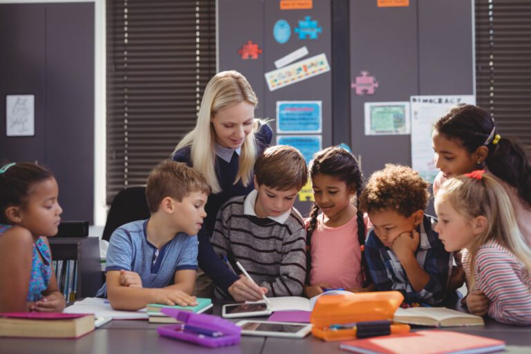 Cuál es el saldo del apoyo a la educación para nuestras niñas y niños 14 ninos aprendiendo en un aula colorida