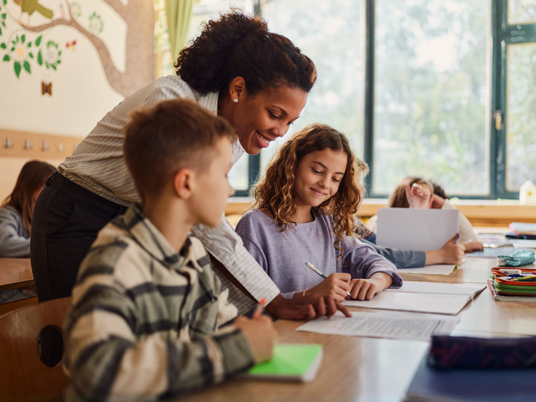 ninos aprendiendo en un aula escolar