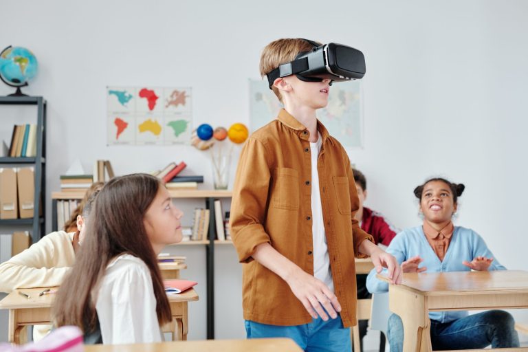 Qué recursos y actividades ofrece Aprende en Casa para cuarto grado 16 ninos aprendiendo en un aula virtual