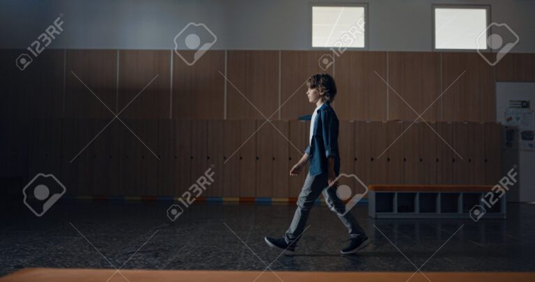 ninos caminando tranquilos por un pasillo escolar