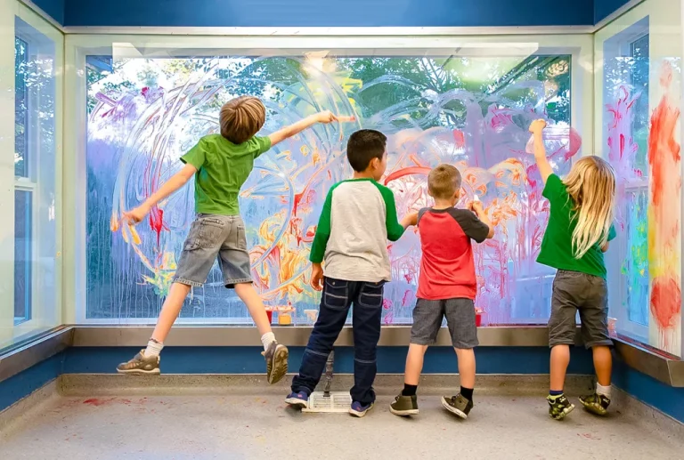 Qué actividades creativas pueden hacer los niños con cosas recicladas 14 ninos creando arte con materiales reciclados