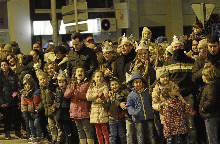 Qué portadas de enero de los Reyes Magos son populares este año 21 ninos disfrutando de la cabalgata de reyes