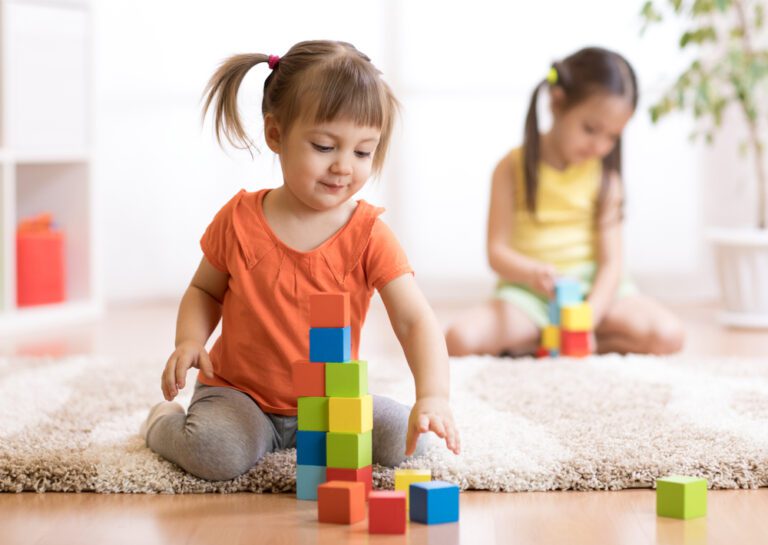 ninos jugando con bloques de construccion