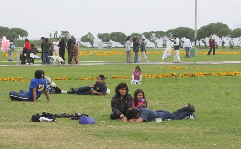 Cómo se contamina el aire y cómo afecta a los niños 8 ninos jugando en un parque contaminado