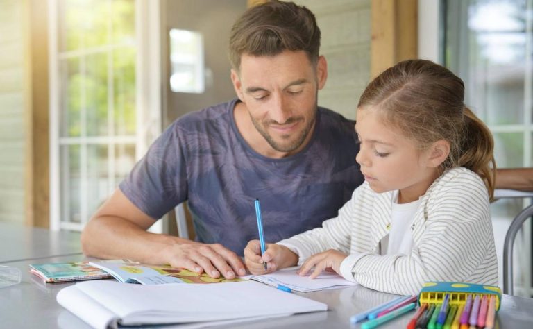 Cómo hacer un calendario de tareas del hogar para niños 1 ninos organizando tareas en casa