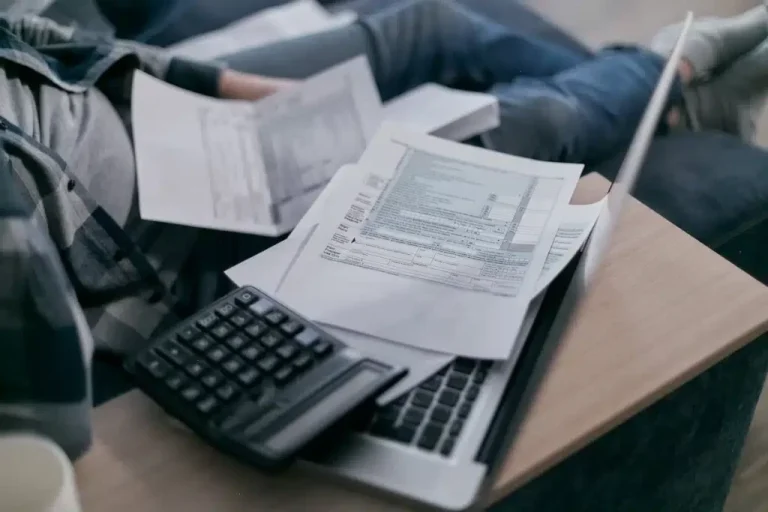 Cuál es el formato del SAT que deben usar las personas morales 2 oficina con computadoras y documentos fiscales