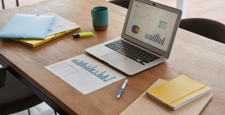 Qué obligaciones fiscales tengo como persona física con actividad empresarial 1 oficina con documentos y laptop sobre escritorio