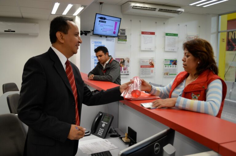 Cómo saber si tu empresa está afiliada a Fonacot fácilmente 30 oficina de fonacot con empleados atendiendo