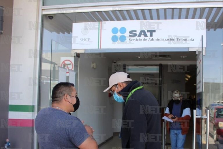 oficina del sat con clientes en espera