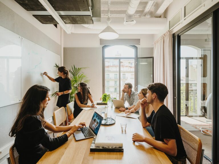 Qué es una oficina virtual del SAT y cómo realizar operaciones 19 oficina virtual moderna con personas trabajando