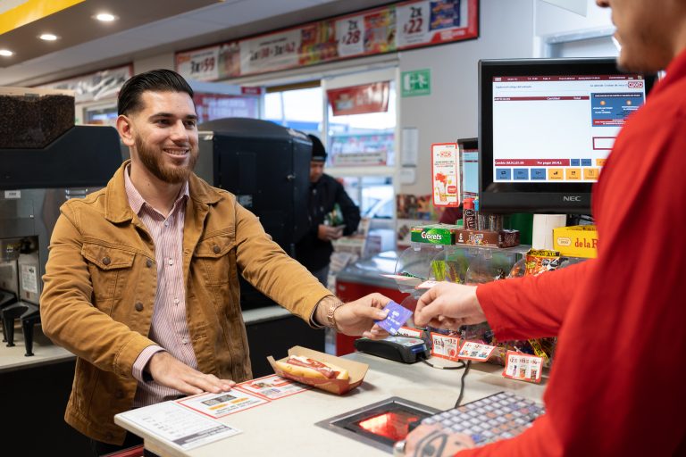 Hasta qué hora puedo pagar mi factura de Izzi en OXXO 39 oxxo con clientes haciendo pagos