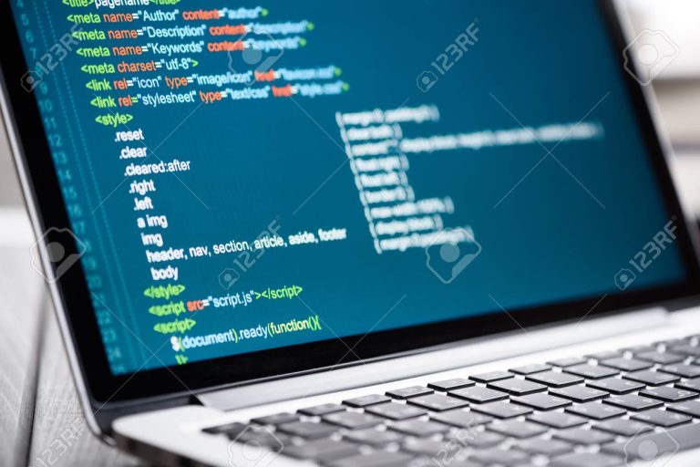pantalla de computadora con codigo html abierto