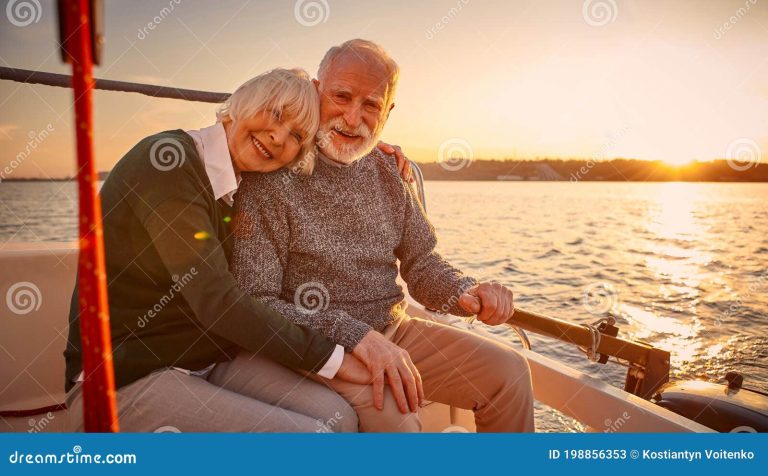 Qué derechos tengo como viudo para obtener pensión por viudez 4 pareja mayor disfrutando de un atardecer