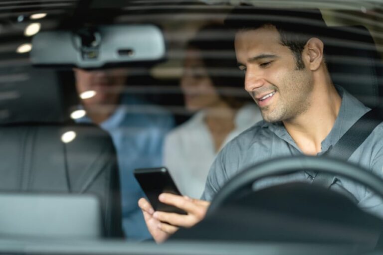 pasajero utilizando la app de uber