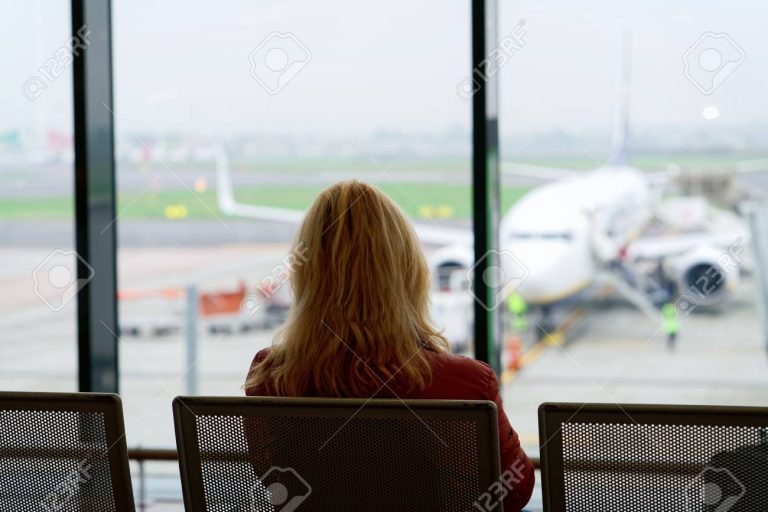 Se puede cancelar un vuelo de Volaris y cuáles son las polÃticas 3 pasajeros en un aeropuerto esperando un vuelo