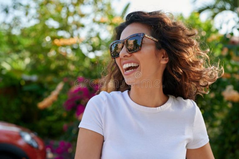perfil profesional de una mujer sonriente