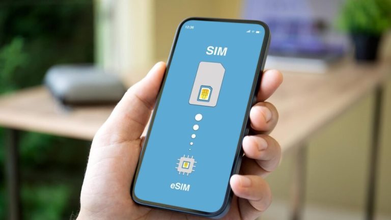 persona activando un chip en un telefono