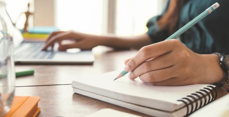 persona analizando un poema en un cuaderno