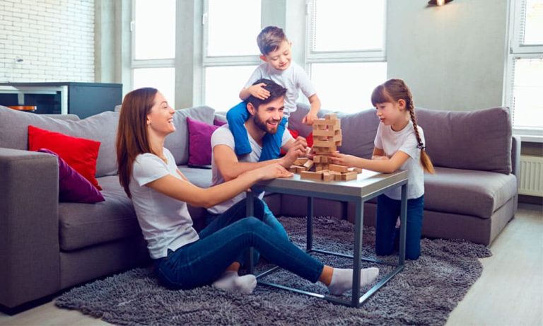 Cómo usar Total Play para disfrutar de tus servicios de internet y TV 34 persona disfrutando de entretenimiento en casa