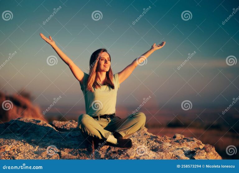 Cómo encontrar la motivación para disfrutar al máximo la vida 28 persona disfrutando de la naturaleza al amanecer