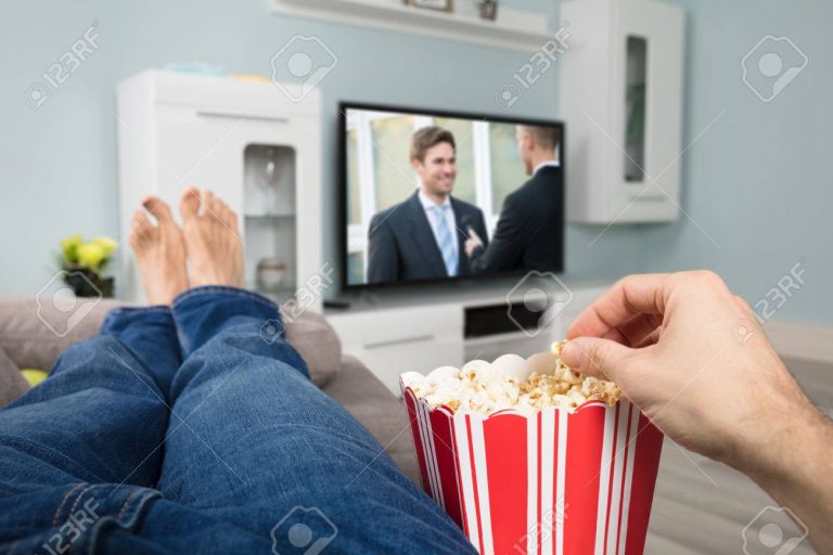 Cuánto cuesta la suscripción mensual a Prime Video en México 55 persona disfrutando de una pelicula en casa