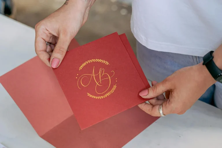 Cómo puedo invitar a alguien a un evento de manera efectiva 9 persona entregando una invitacion creativa