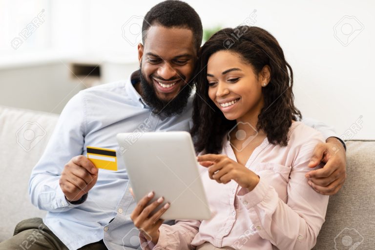 Es confiable Go Trendier para comprar ropa en lÃnea 18 persona feliz comprando ropa en linea