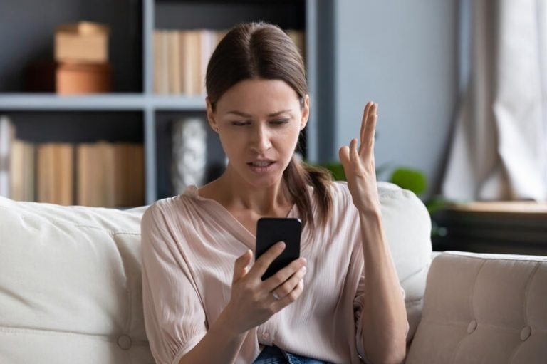 Por qué no puedo acceder a la app de izzi y qué puedo hacer 11 persona frustrada con un telefono movil