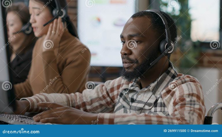 Con quién debo quejarme si tengo un problema con mi banco 30 persona hablando por telefono con atencion al cliente