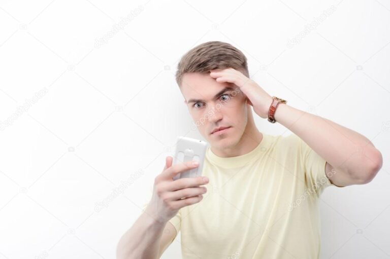 persona mirando su telefono con confusion 1