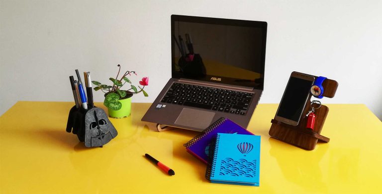 Qué trucos puedo aplicar para ser más productivo en mi día a día 26 persona organizando su espacio de trabajo