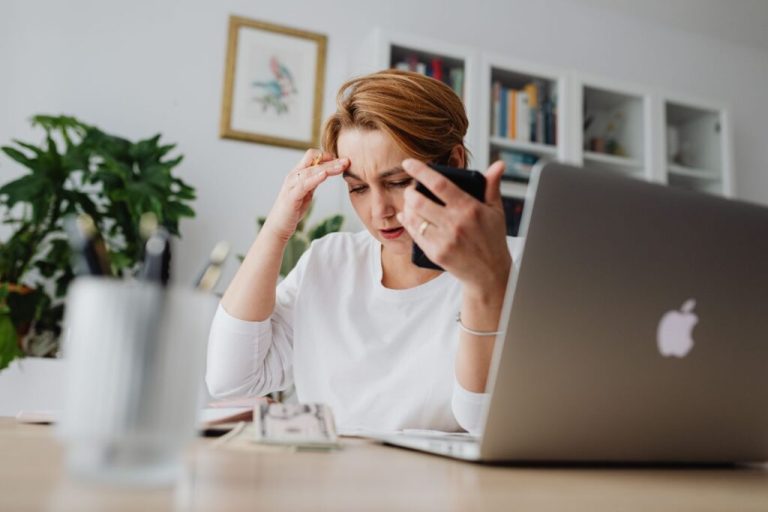 Cómo Puedo Cancelar Temporalmente Mi Cuenta de Facebook 1 persona pensando en cancelar su cuenta
