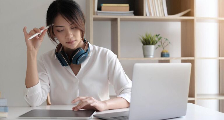 Cómo encontrar las mejores frases para un nuevo trabajo 6 persona pensativa frente a una computadora