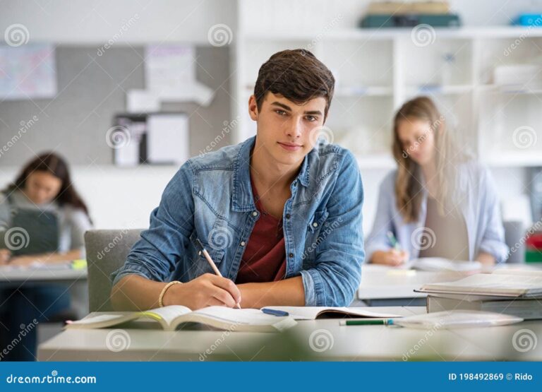 persona preparando un examen o presentacion