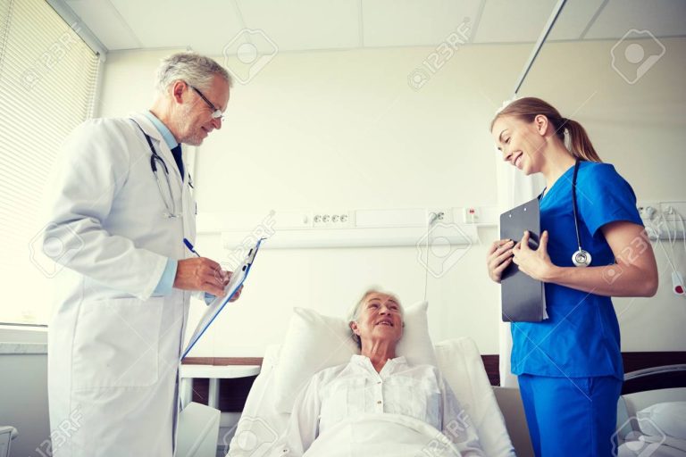persona recibiendo atencion medica en una clinica
