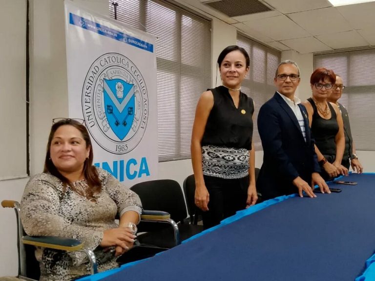 persona recibiendo un certificado de taller