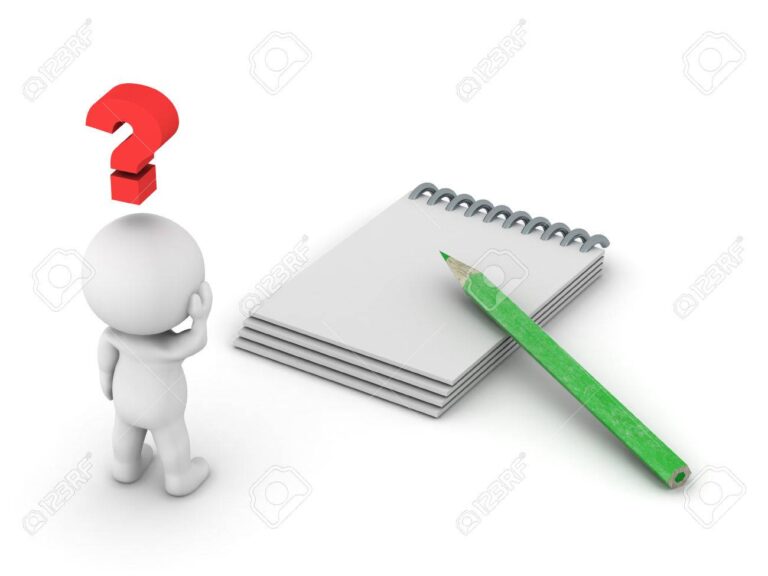 persona reflexionando con un cuaderno y lapiz