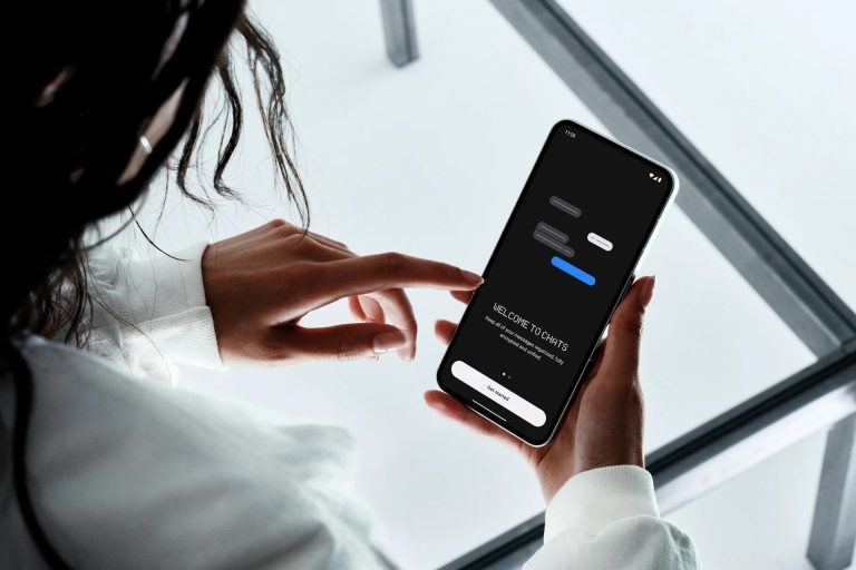 persona revisando datos moviles en su telefono