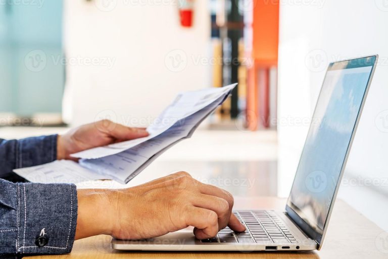 Cómo puedo checar mis puntos de Infonavit con nombre y fecha de nacimiento 52 persona revisando documentos en una computadora