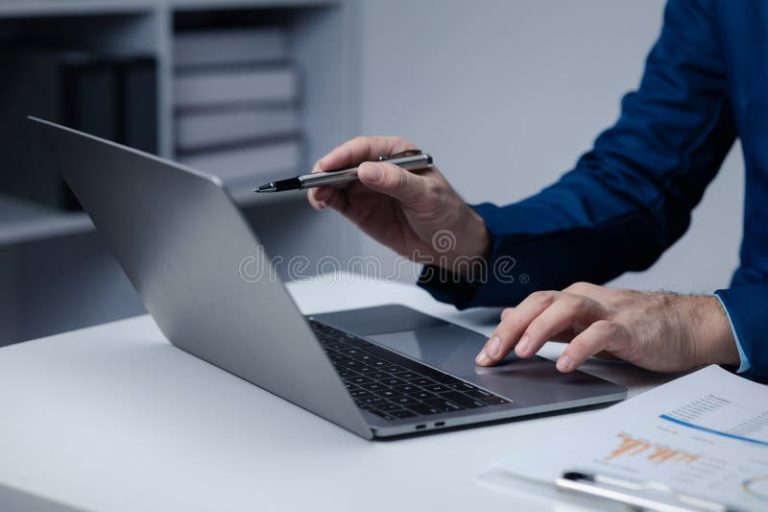 Por qué le debo dinero al SAT y cómo puedo solucionarlo 14 persona revisando documentos financieros en oficina