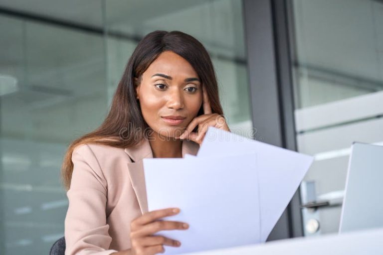 Qué obligaciones fiscales tengo como persona fÃsica con actividad empresarial 39 persona revisando documentos fiscales en oficina