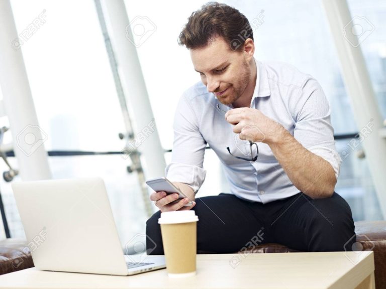 persona revisando su celular en oficina